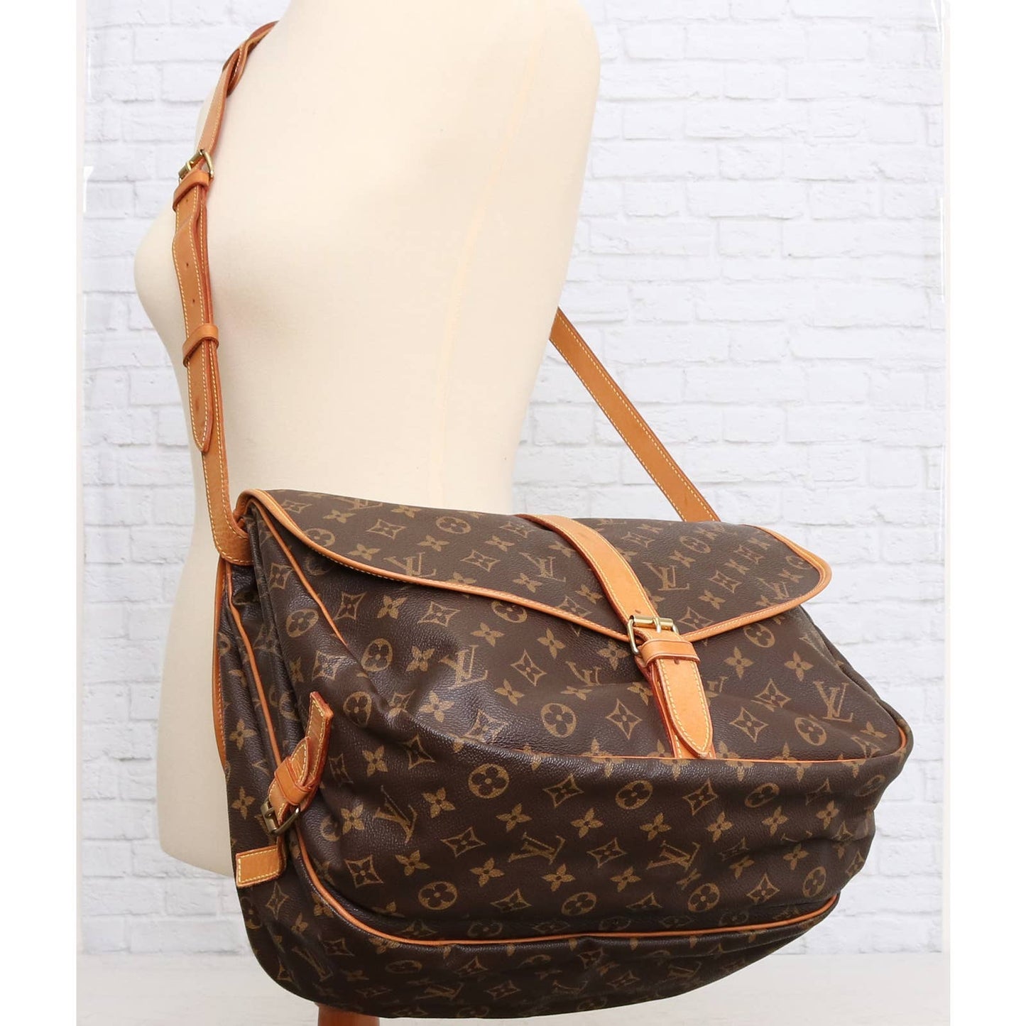 Louis Vuitton Saumur 35 Monogram Crossbody Leather Messenger Shoulder