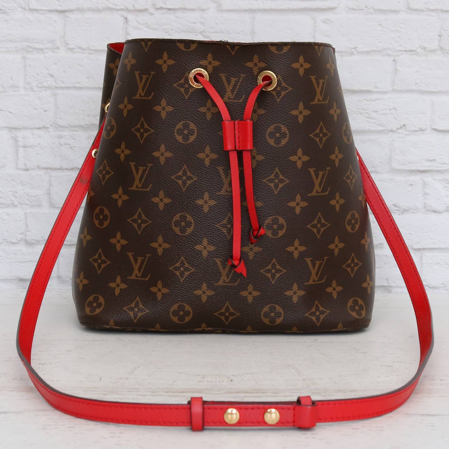 Louis Vuitton NéoNoé MM Monogram Bucket Crossbody in Poppy