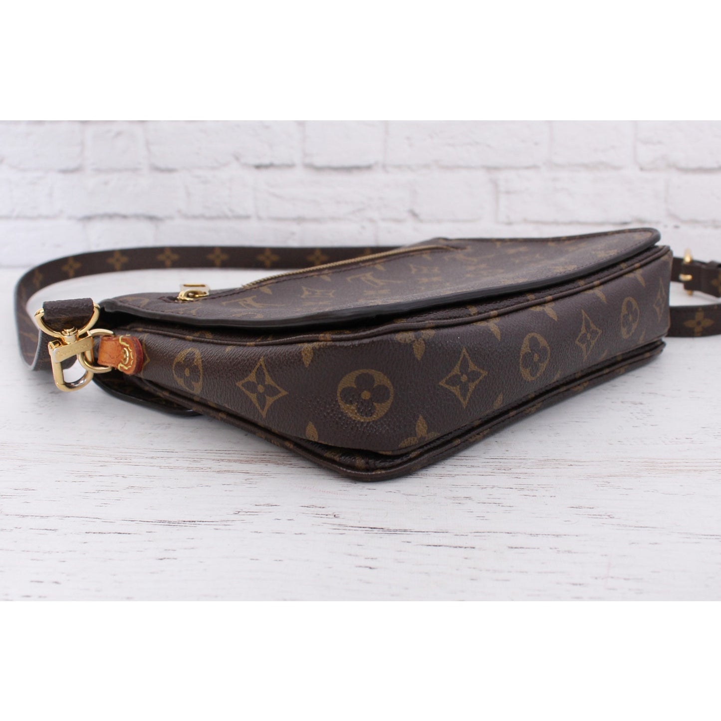 Louis Vuitton Pochette Metis Monogram Crossbody Shoulder Purse Handbag A5124