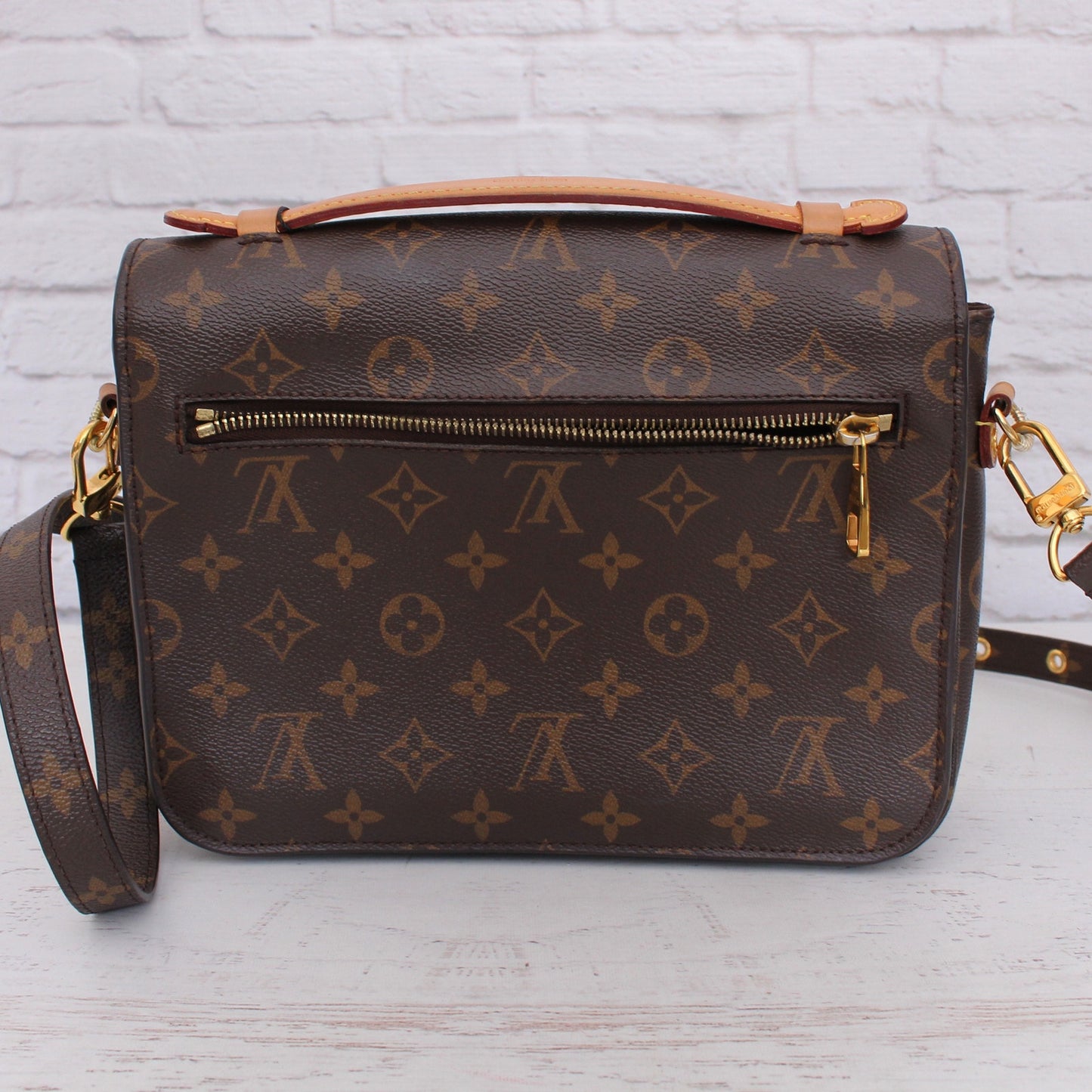 Louis Vuitton Pochette Metis Monogram Crossbody Shoulder Purse Handbag A4964