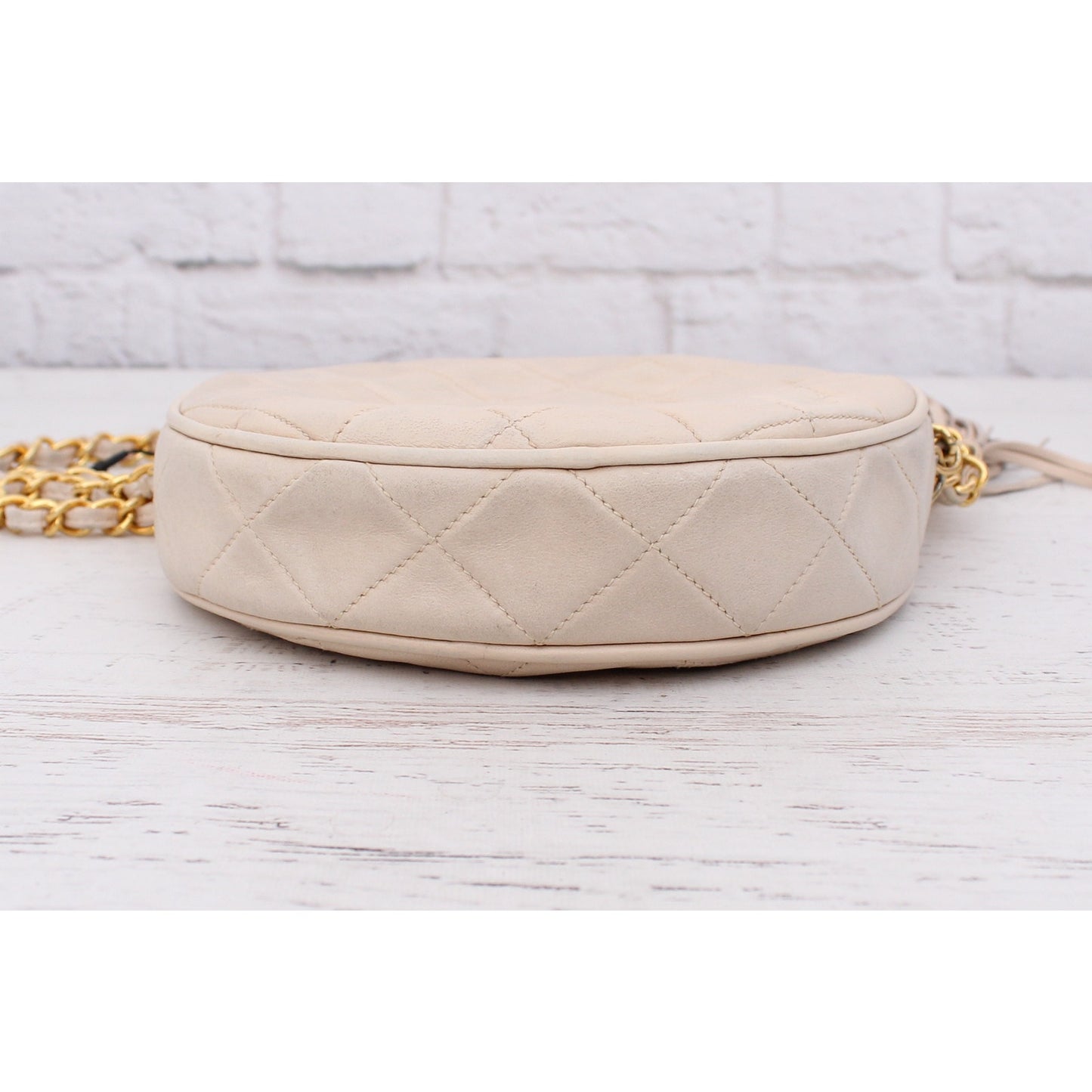 Chanel Round White Lambskin Leather Shoulder Bag Handbag Purse Gold A4934