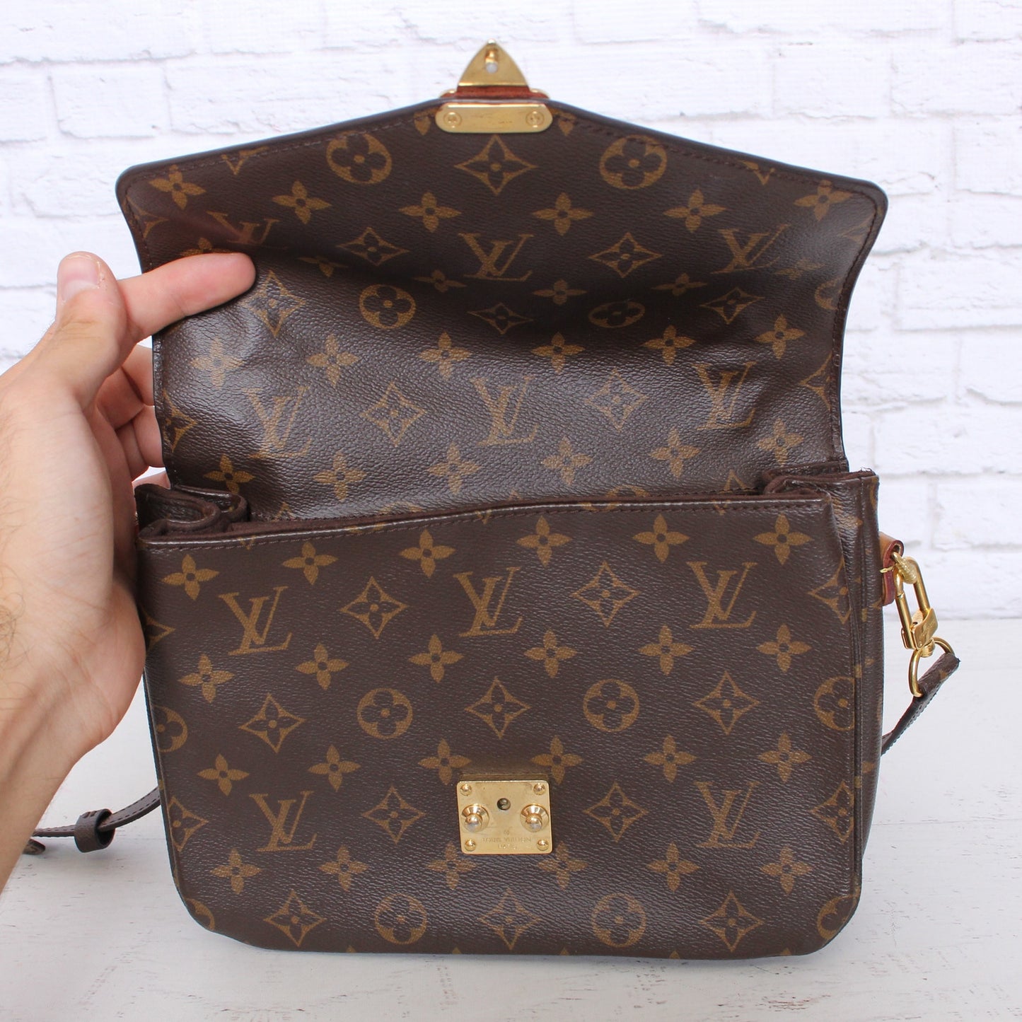 Louis Vuitton Pochette Metis Monogram Crossbody Shoulder Purse Handbag A4964
