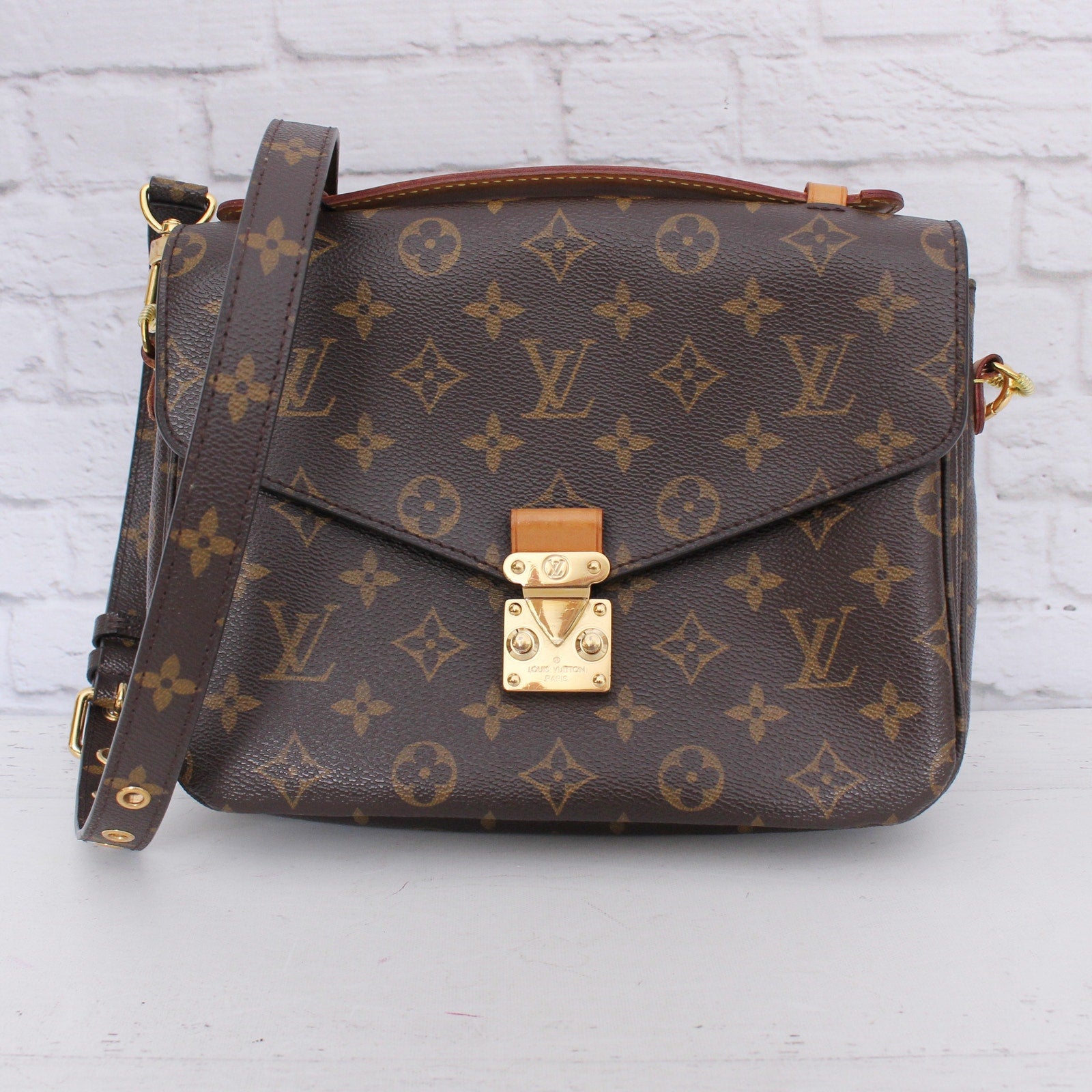 Louis Vuitton Pochette Metis Monogram Crossbody Shoulder Purse Handbag A5125