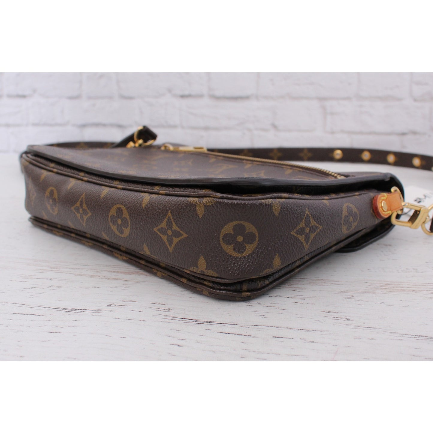 Louis Vuitton Pochette Metis Monogram Crossbody Shoulder Purse Handbag A5124