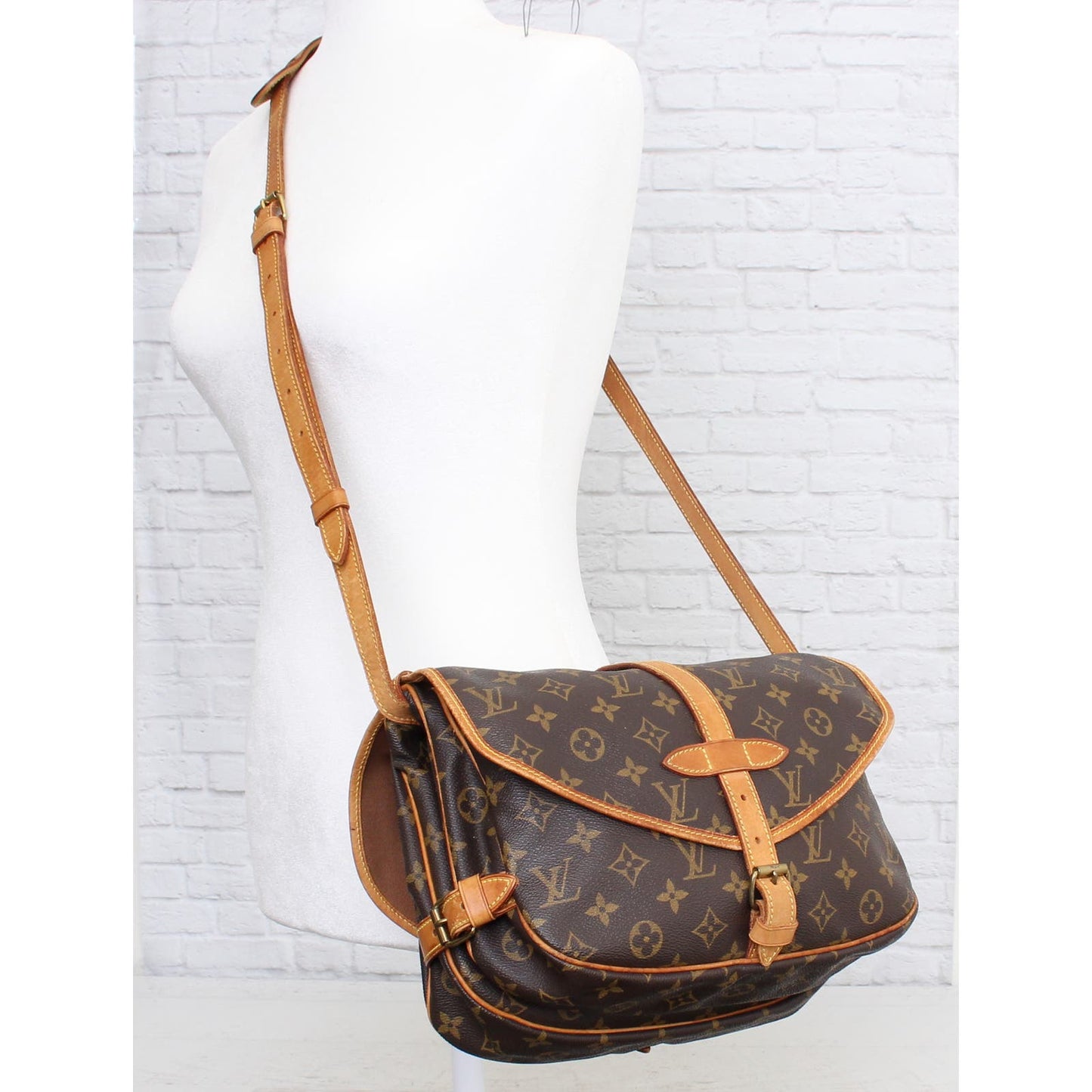 Louis Vuitton Saumur 30 Monogram Crossbody & Shoulder