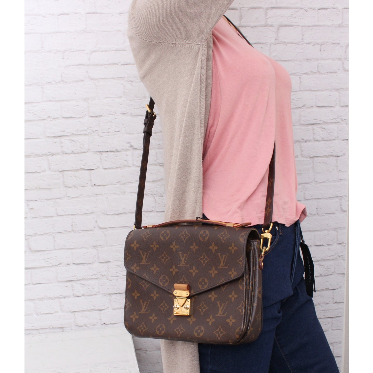 Louis Vuitton Pochette Metis Monogram Crossbody Shoulder Purse Handbag A4964