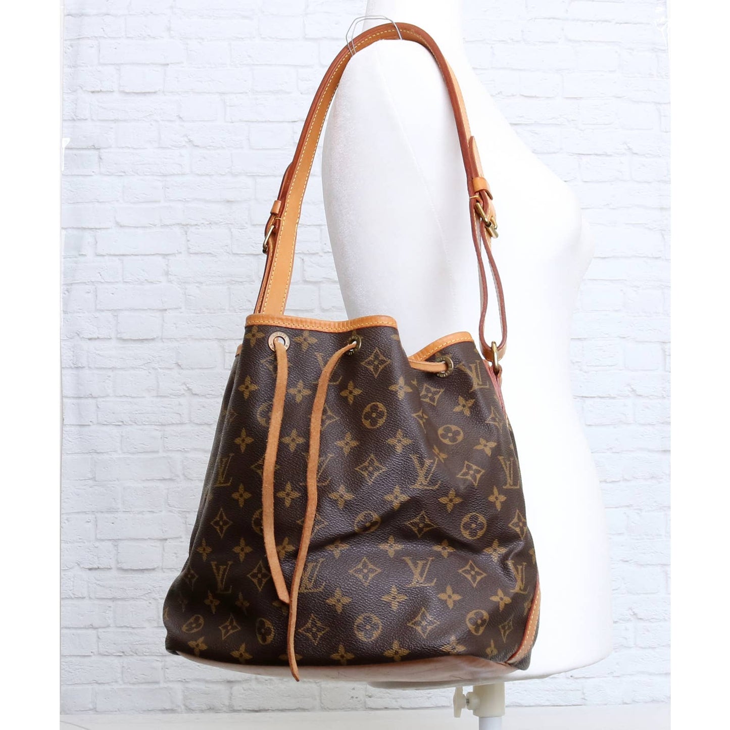 Louis Vuitton Petit Noé Monogram Shoulder Bag Bucket Bag