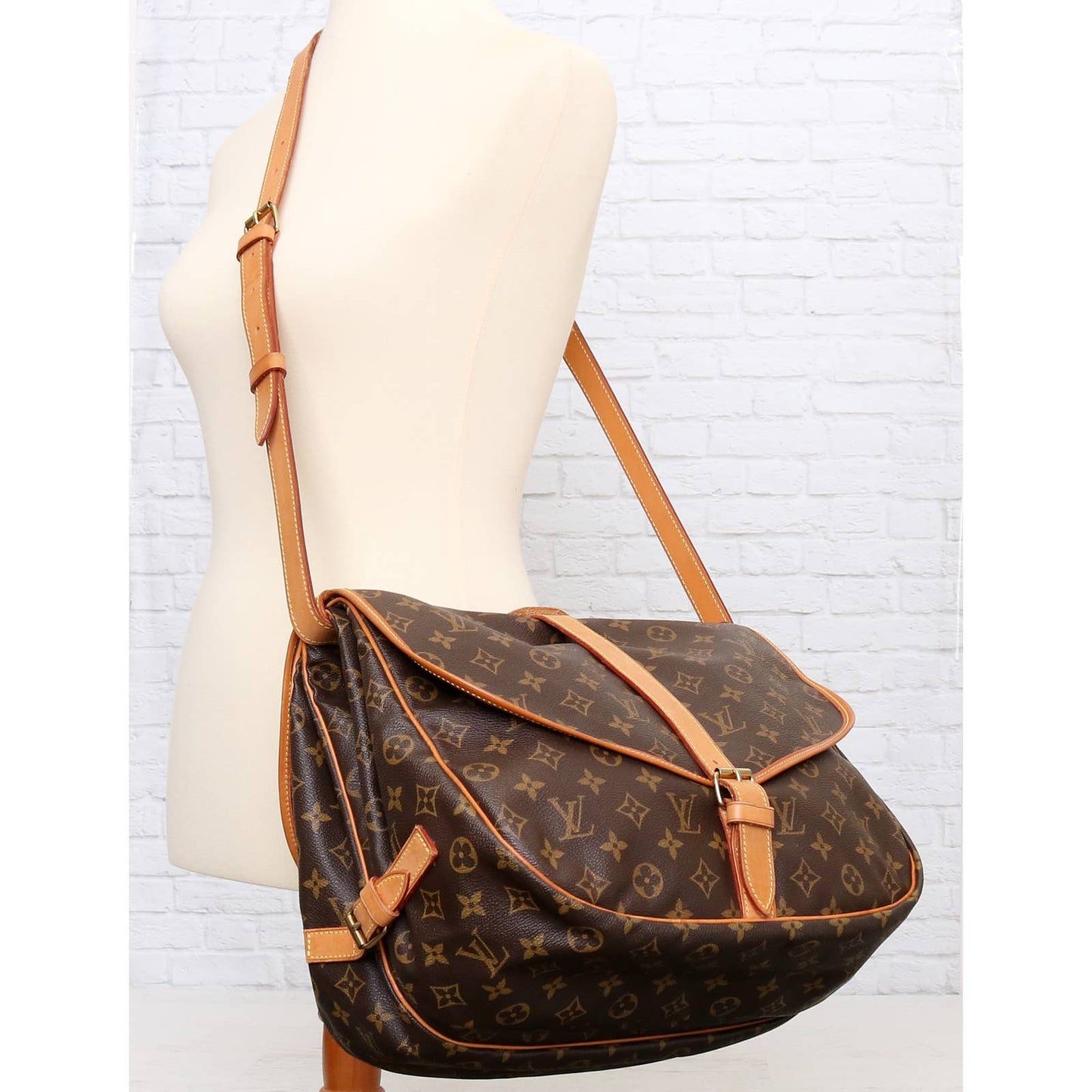 Louis Vuitton Saumur 35 Monogram Crossbody & Shoulder Bag