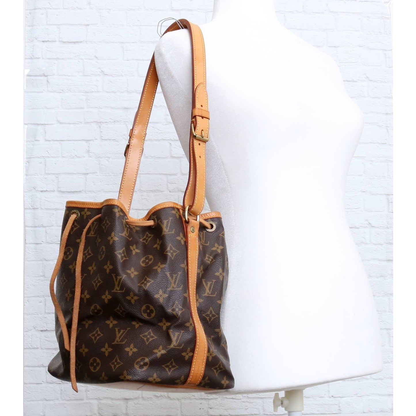 Louis Vuitton Petit Noé Monogram Shoulder Bag Bucket Bag