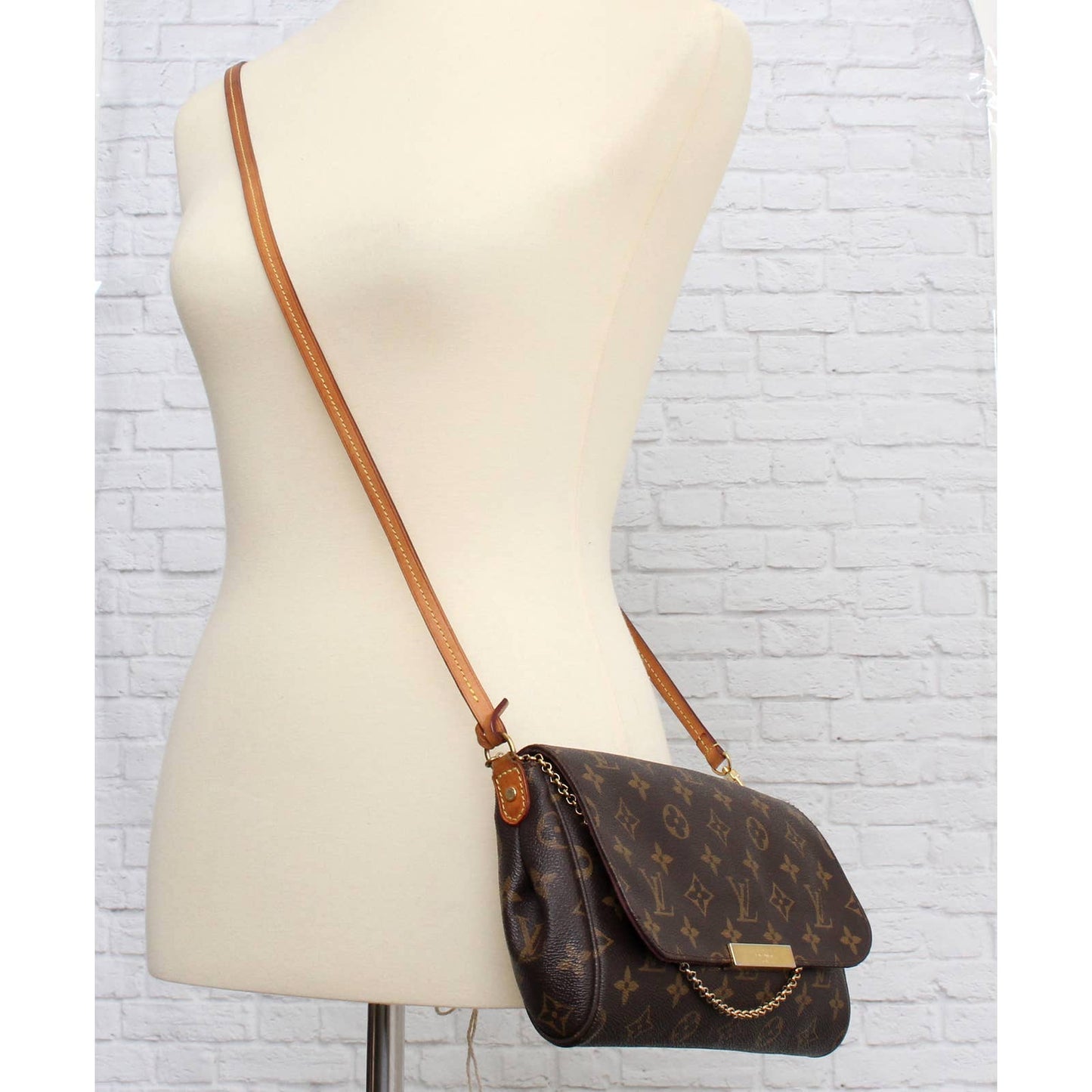 Louis Vuitton Favorite MM Monogram Crossbody & Shoulder Bag LV Purse