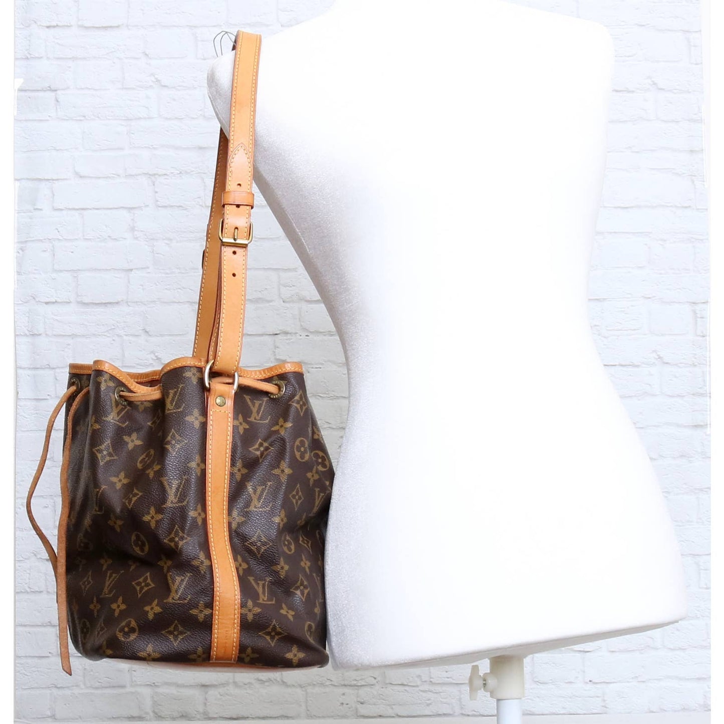 Louis Vuitton Petit Noé Monogram Shoulder Bag Bucket Bag