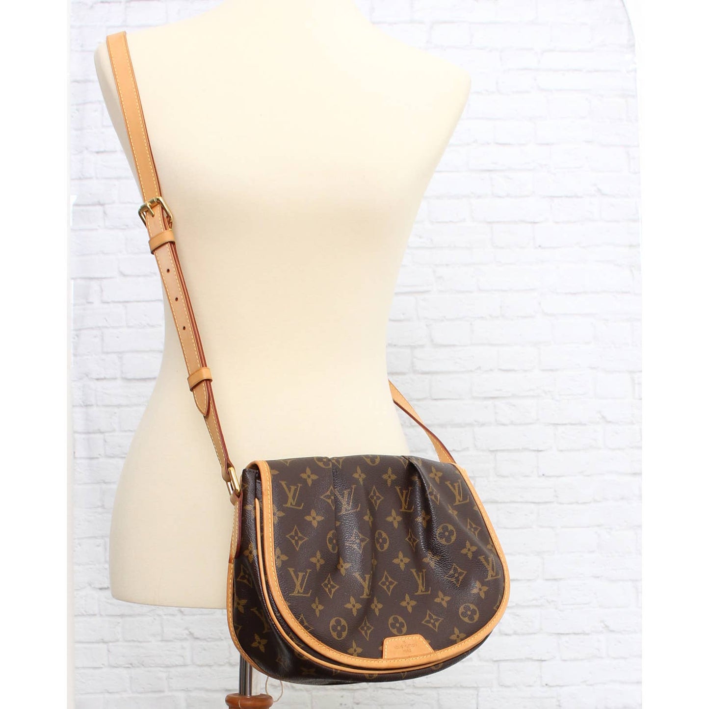 Louis Vuitton Menilmontant PM Crossbody Monogram Handbag Messenger Zip