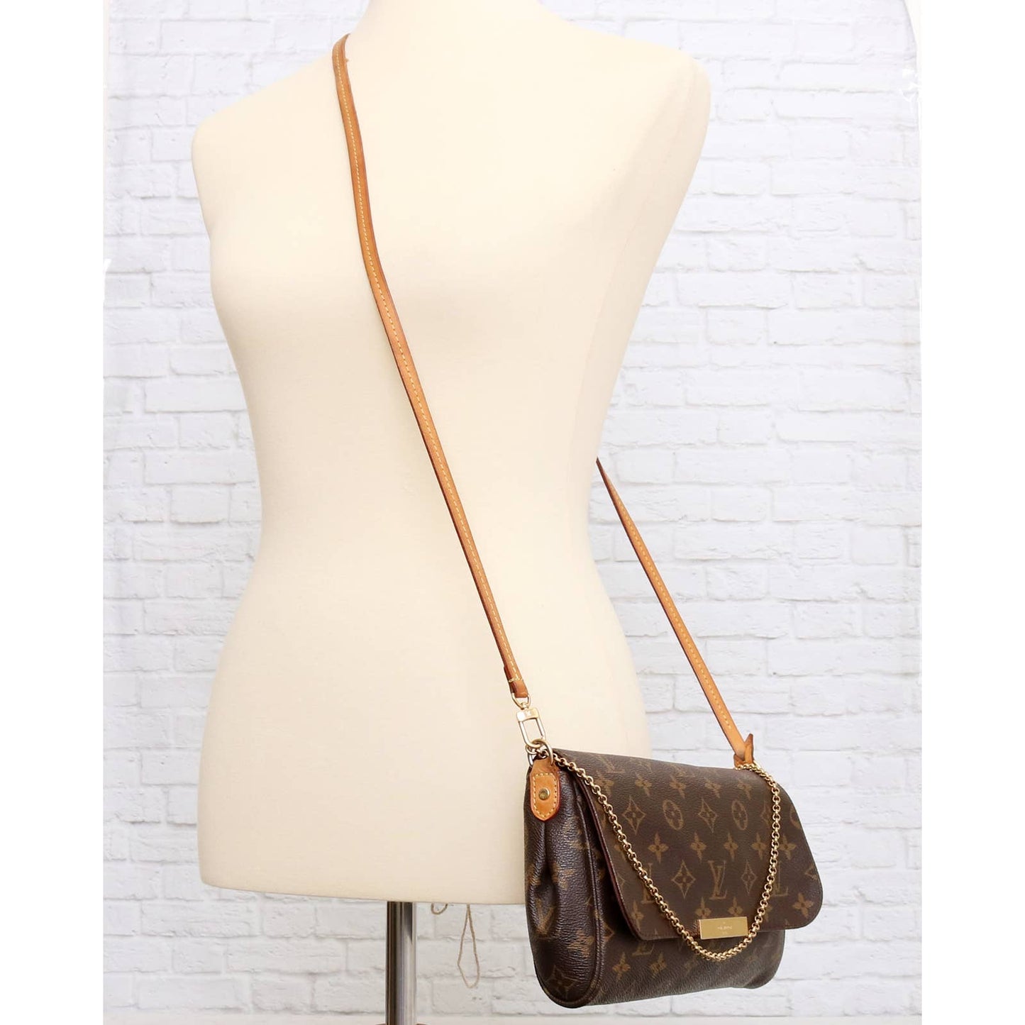 Louis Vuitton Favorite MM Monogram Crossbody with Box